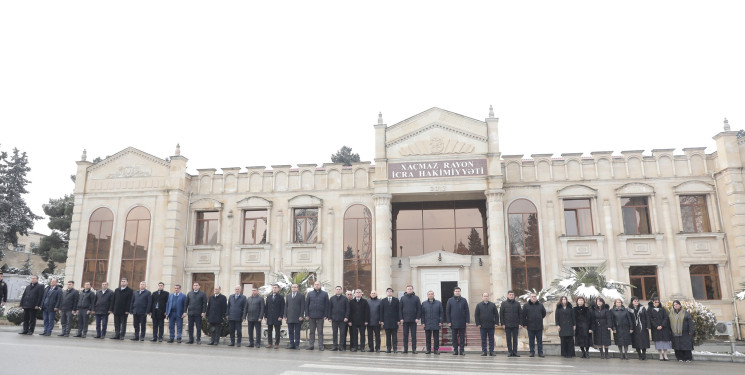 Xocalı soyqırımı qurbanlarının əziz xatirəsi bir dəqiqəlik sükutla yad edilib. Fevralın 26-da Bakı vaxtı ilə saat 17:00-da Xaçmaz rayonunda  Xocalı soyqırımı qurbanlarının əziz xatirəsi bir dəqiqəlik sükutla yad edilib. Rayon ərazisində nəqliyyat vasitələrinin hərəkəti dayandırılıb. Allah bütün şəhidlərimizə rəhmət eləsin!
